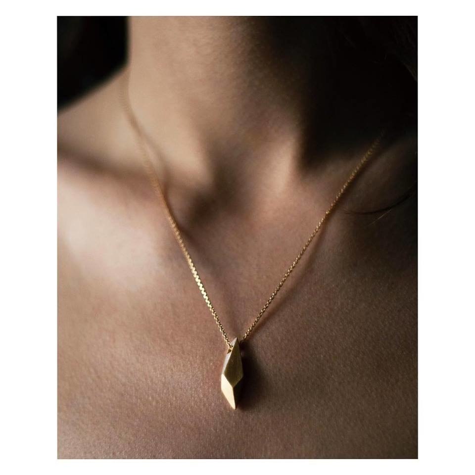 ONE EDGE / SATIN GOLD NECKLACE