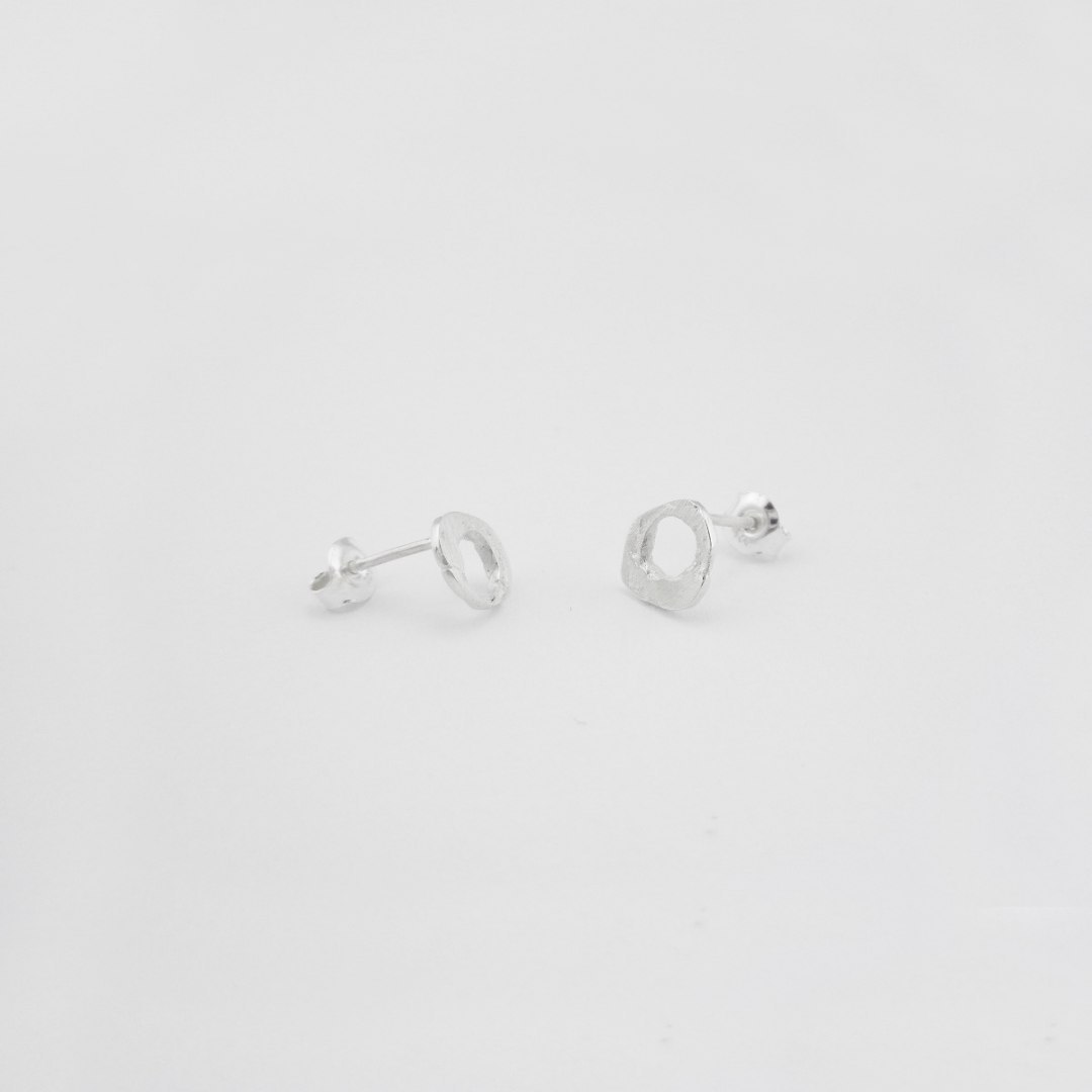 LANE mini circle / recycled silver earrings