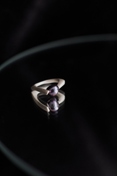 PEARL ring / satin silver with black pearl