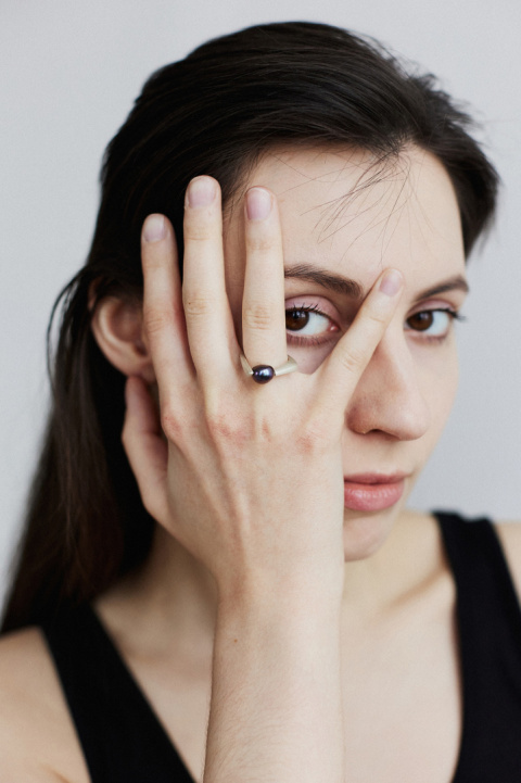 PEARL ring / satin silver with black pearl