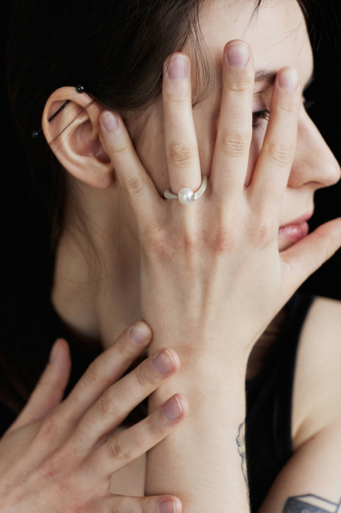 PEARL ring / satin silver with white pearl