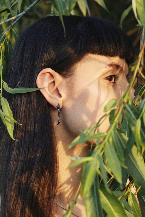 WAVES Straight / BLACK silver earrings