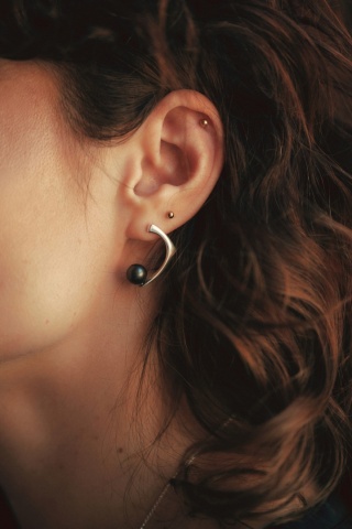 PEARL / glossy silver earrings with dark pearl