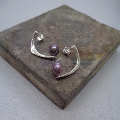 PEARL / glossy silver earrings with dark pearl