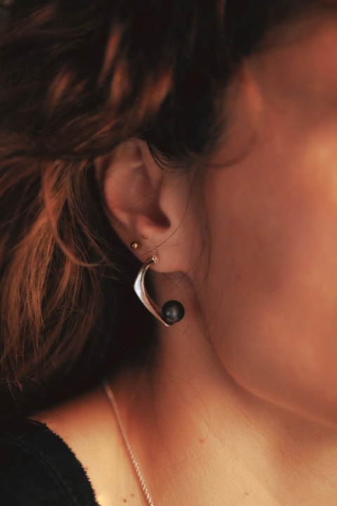 PEARL / glossy silver earrings with dark pearl