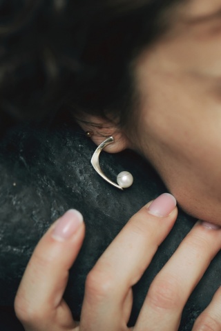 PEARL / glossy silver earrings with white pearl