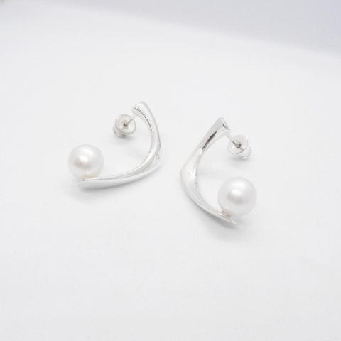 PEARL / glossy silver earrings with white pearl