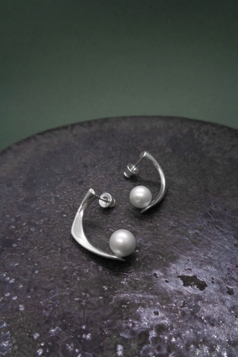 PEARL / glossy silver earrings with white pearl