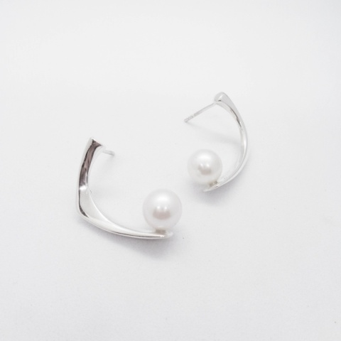 PEARL / glossy silver earrings with white pearl