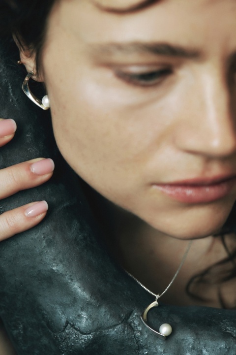 PEARL / glossy silver earrings with white pearl
