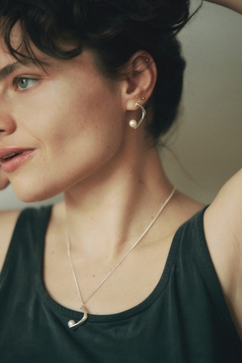 PEARL / glossy silver earrings with white pearl