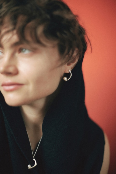 PEARL / satin silver earrings with white pearl