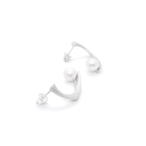 PEARL / satin silver earrings with white pearl