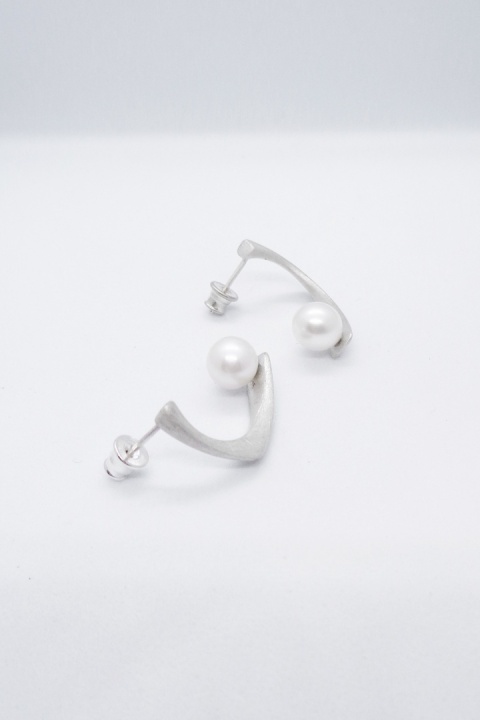 PEARL / satin silver earrings with white pearl