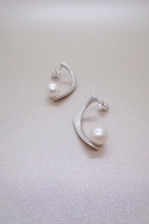PEARL / satin silver earrings with white pearl