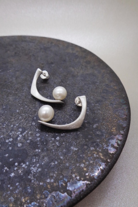 PEARL / satin silver earrings with white pearl