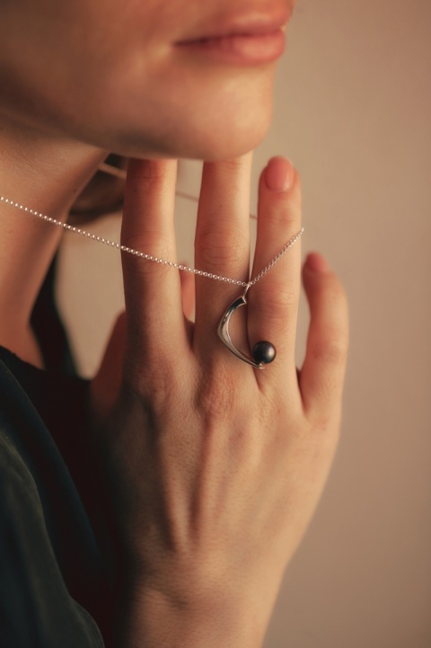 PEARL / glossy silver necklace with dark pearl