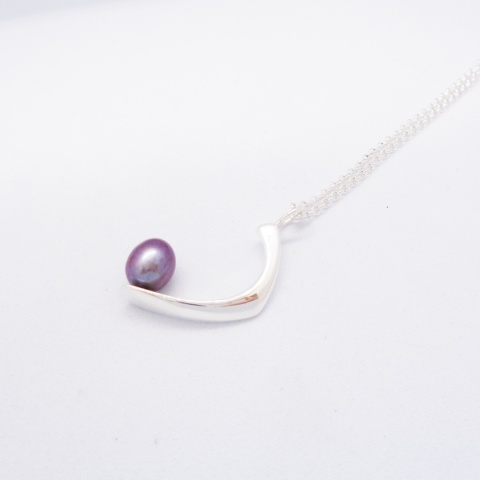 PEARL / glossy silver necklace with dark pearl