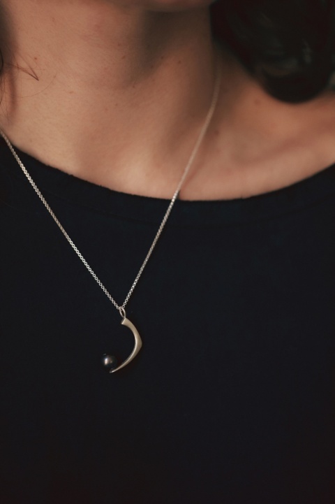 PEARL / satin silver necklace with dark pearl
