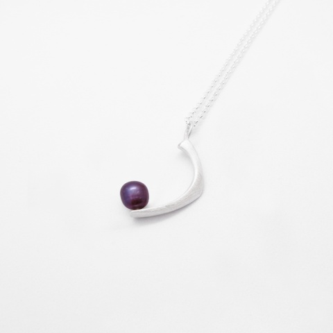 PEARL / satin silver necklace with dark pearl