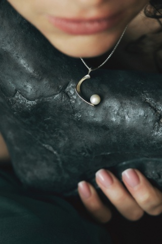 PEARL / glossy silver necklace with white pearl