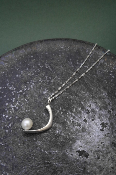 PEARL / glossy silver necklace with white pearl