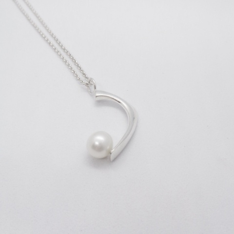 PEARL / glossy silver necklace with white pearl