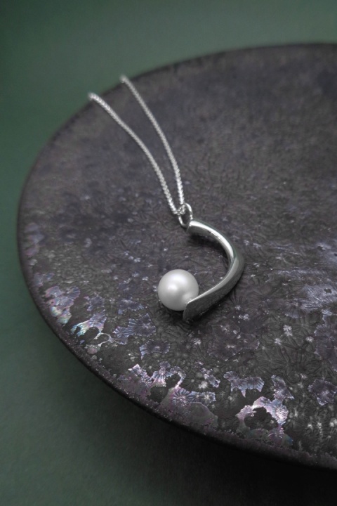 PEARL / glossy silver necklace with white pearl