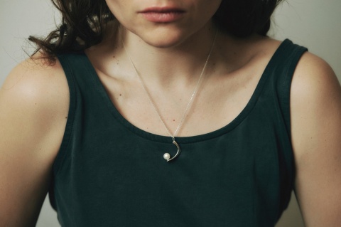 PEARL / glossy silver necklace with white pearl