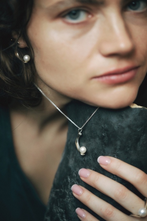 PEARL / glossy silver necklace with white pearl