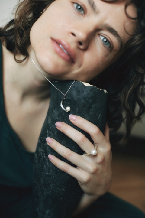 PEARL / glossy silver necklace with white pearl