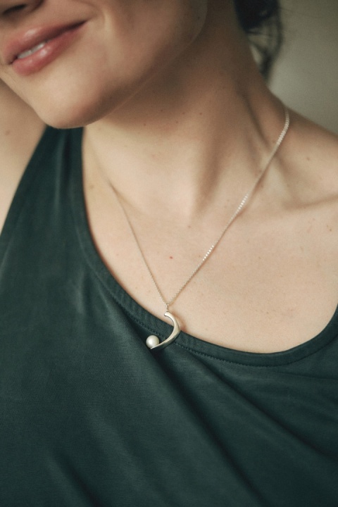 PEARL / glossy silver necklace with white pearl