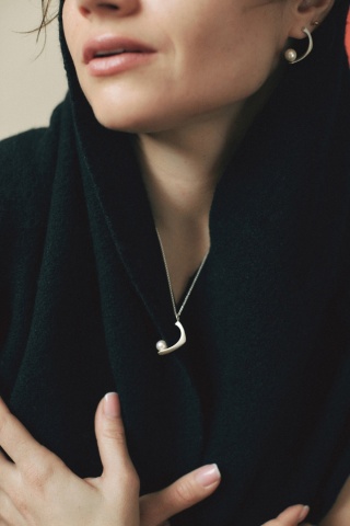 PEARL / glossy silver necklace with white pearl