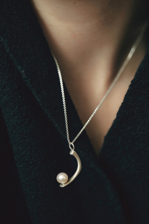 PEARL / glossy silver necklace with white pearl