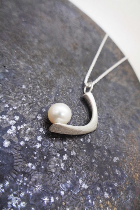 PEARL / glossy silver necklace with white pearl