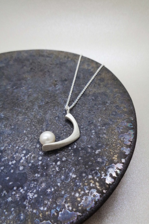 PEARL / glossy silver necklace with white pearl