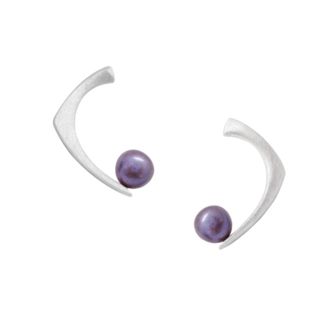 PEARL / satin silver earrings with dark pearl