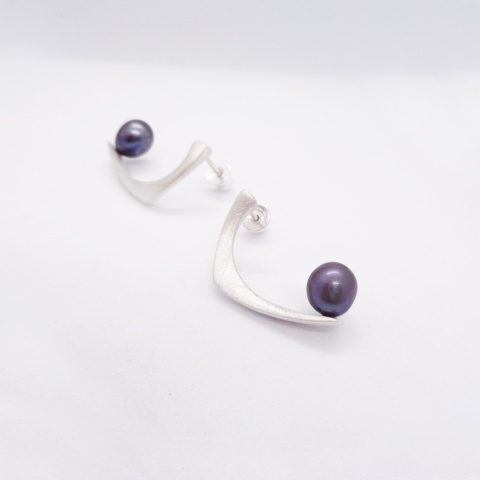 PEARL / satin silver earrings with dark pearl
