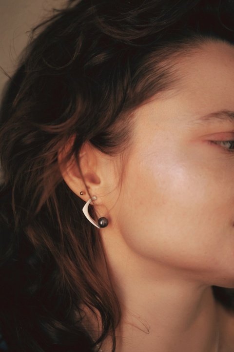 PEARL / satin silver earrings with dark pearl