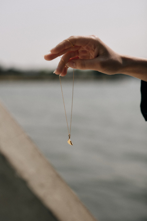 WAVES / gold necklace