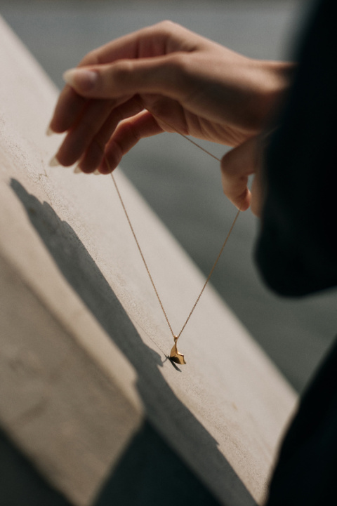 WAVES / gold necklace