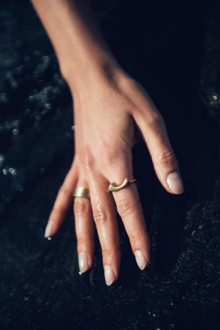 WAVES thick/ glossy brass ring