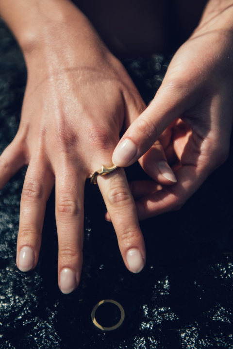 WAVES thick/ glossy brass ring